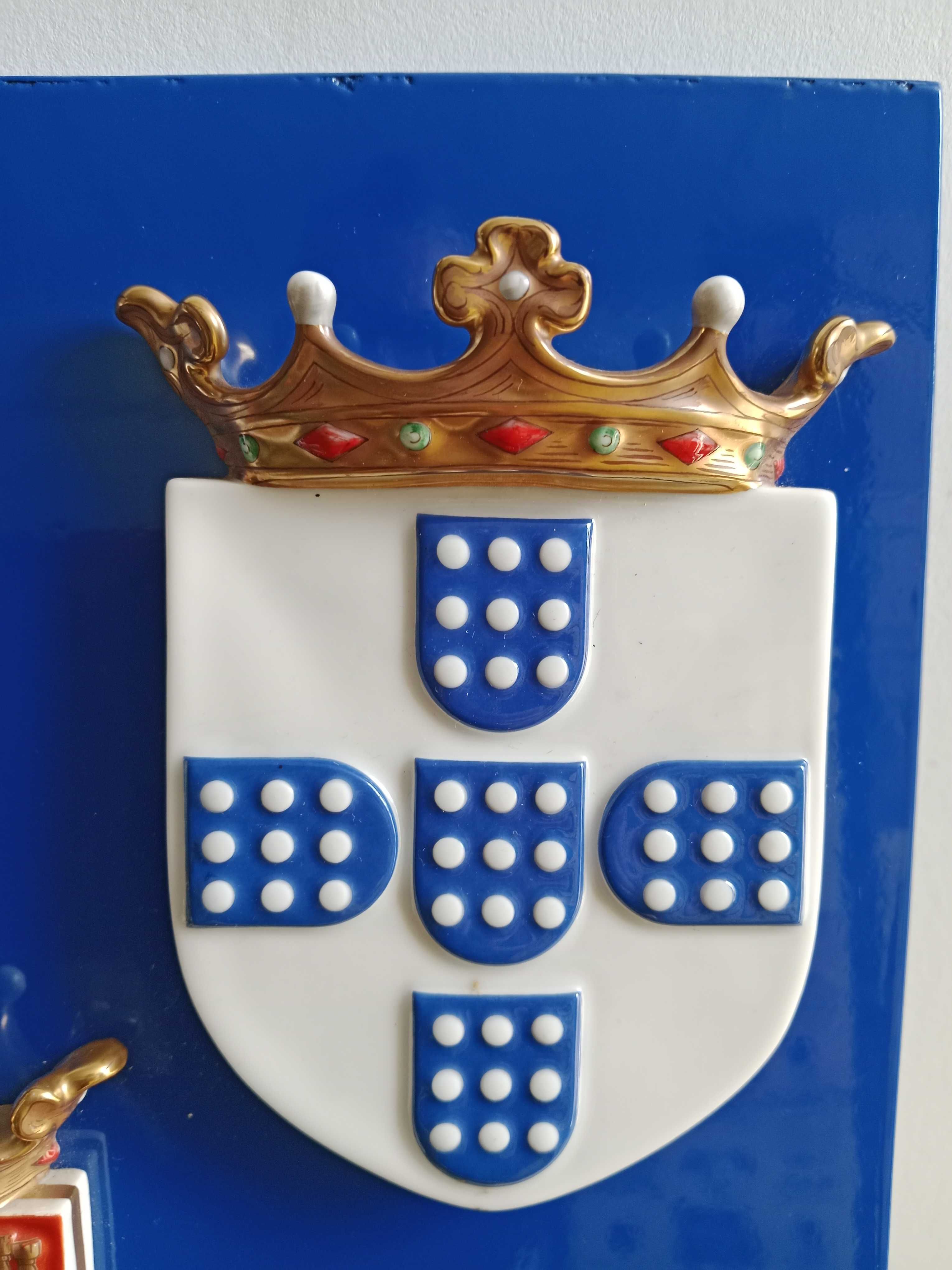 Conjunto de 5 placas com brasões em porcelana da Vista Alegre