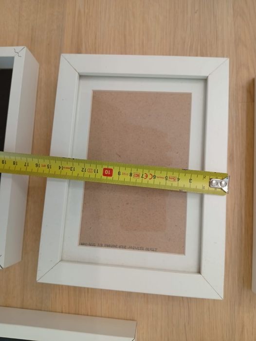 5 molduras brancas Ikea com 2 tamanhos diferentes