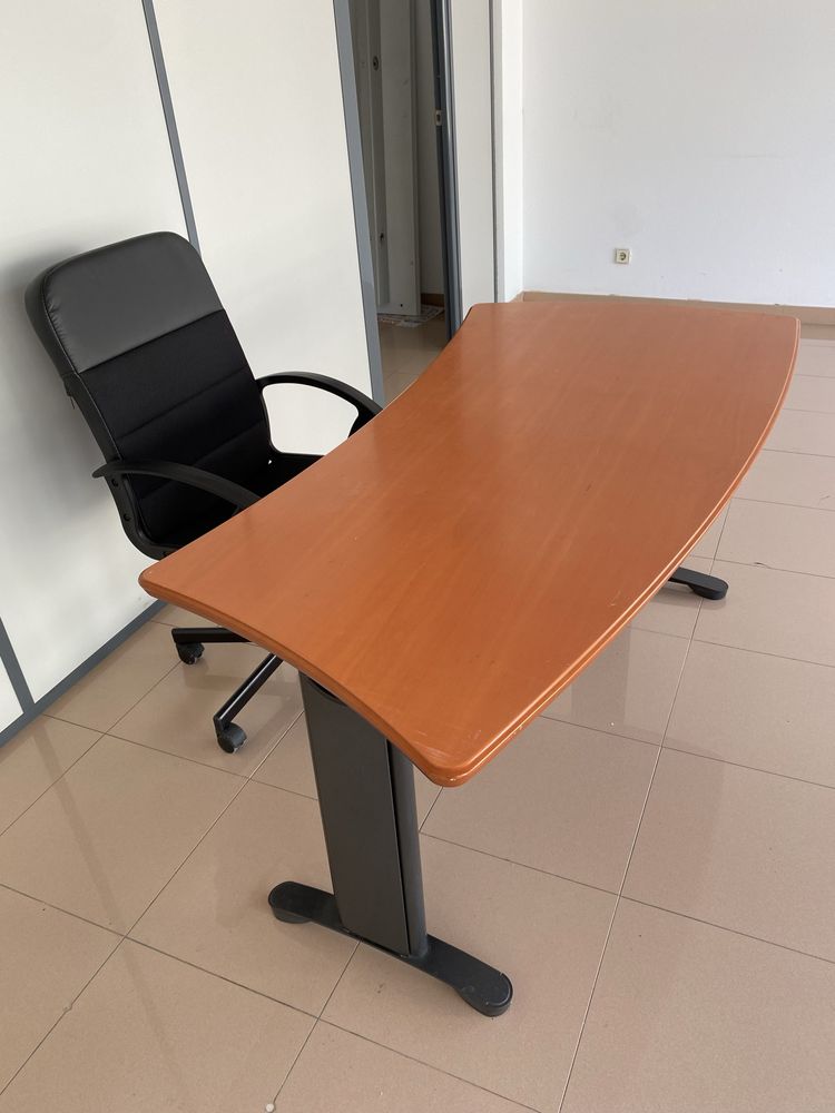 Mesa de escritorio e cadeira