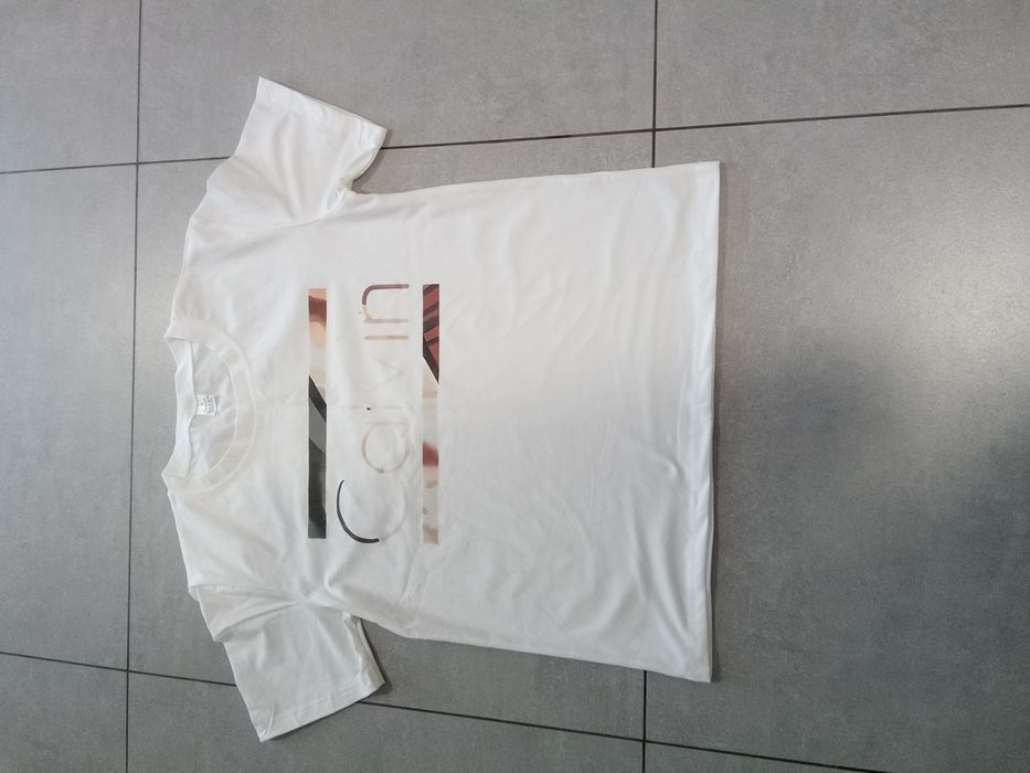 Paka różnych ubrań damskich