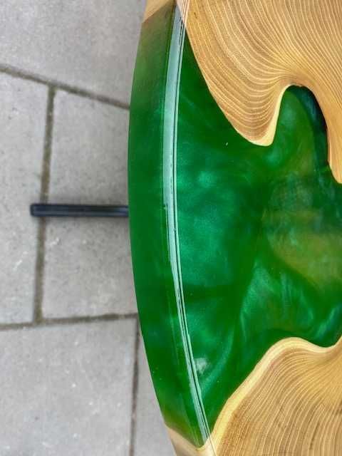 stolik kawowy z żywicą