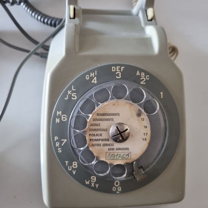 Telefone  antigo com orelha extra