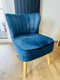 Fotel niebieski na drewnianych nóżkach