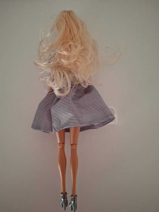 Conjunto de Barbies e boneca articuladas