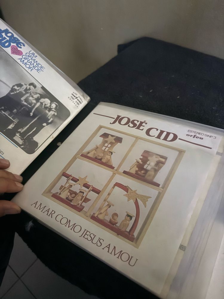 Capa com varios discos vinis antigos