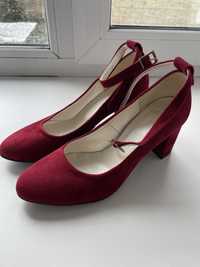 Туфлі червоного кольору 37