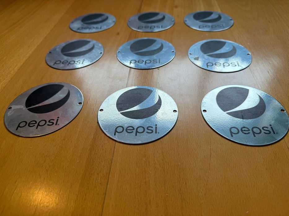 Stalowe blaszki, podkładki pod szklanki z logo Pepsi i Lipton, 9 szt.