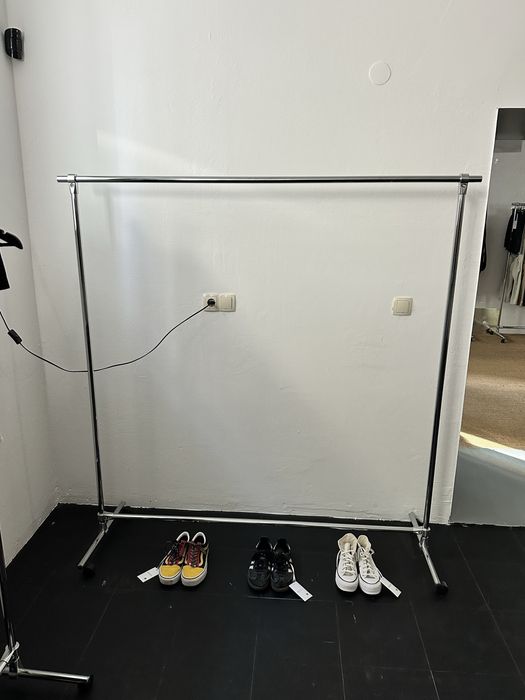 Металевий рейл для одягу