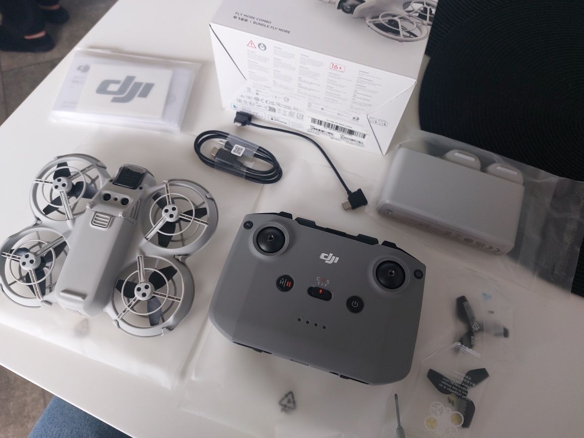Квадрокоптер дрон DJI Neo Fly More Combo