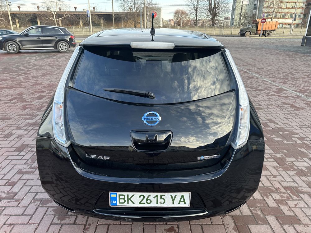 Nissan leaf 2012 р 10 палок з 12 середня комплектація