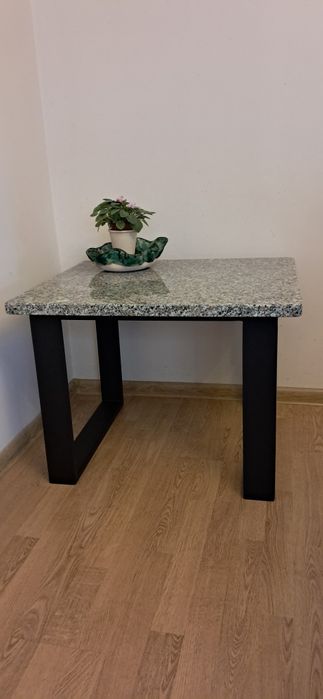 Sprzedam stolik kawowy z granitowym blatem granitowym blatem