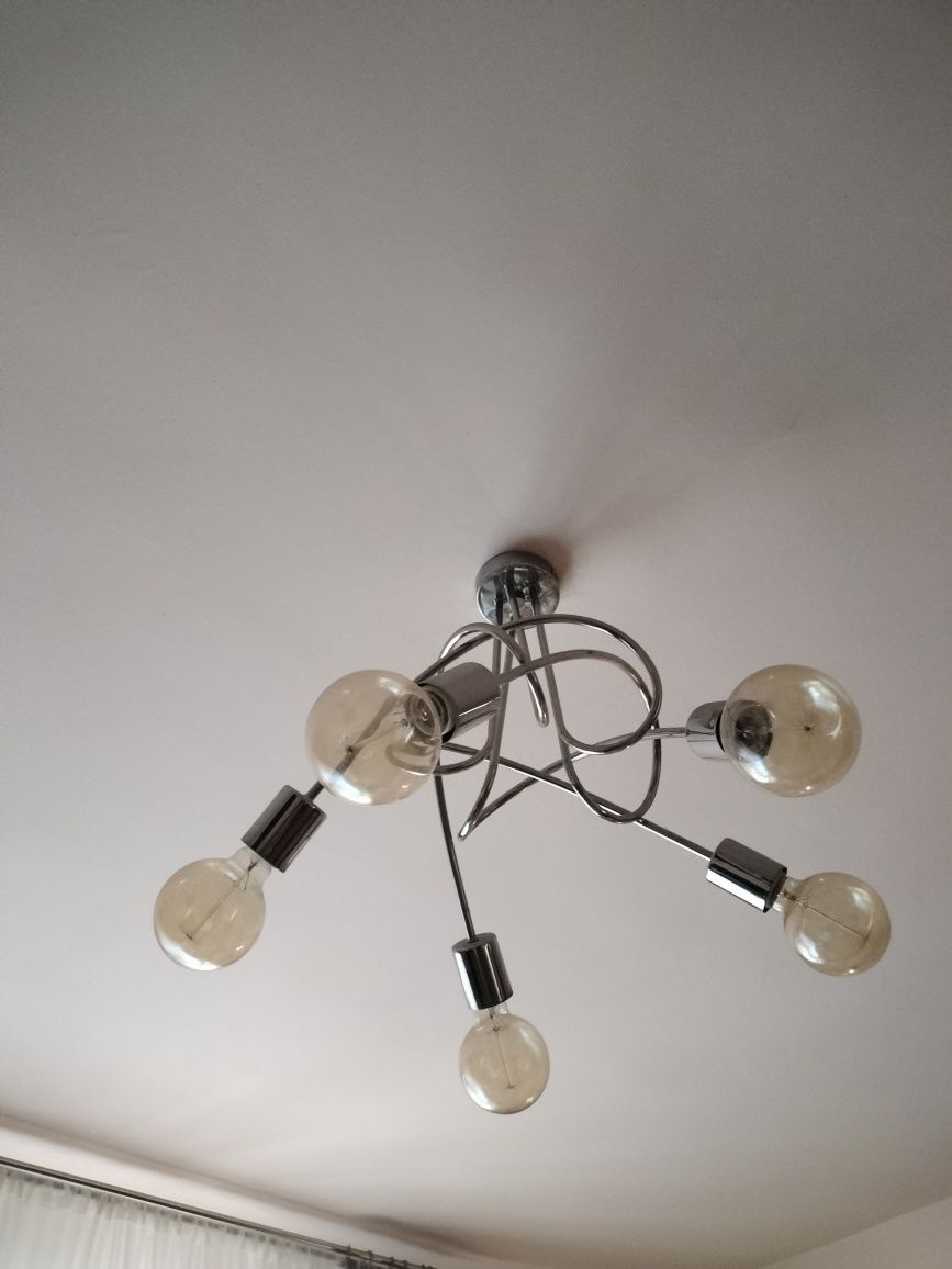 Lampa wisząca z ozdobnymi żarówkami