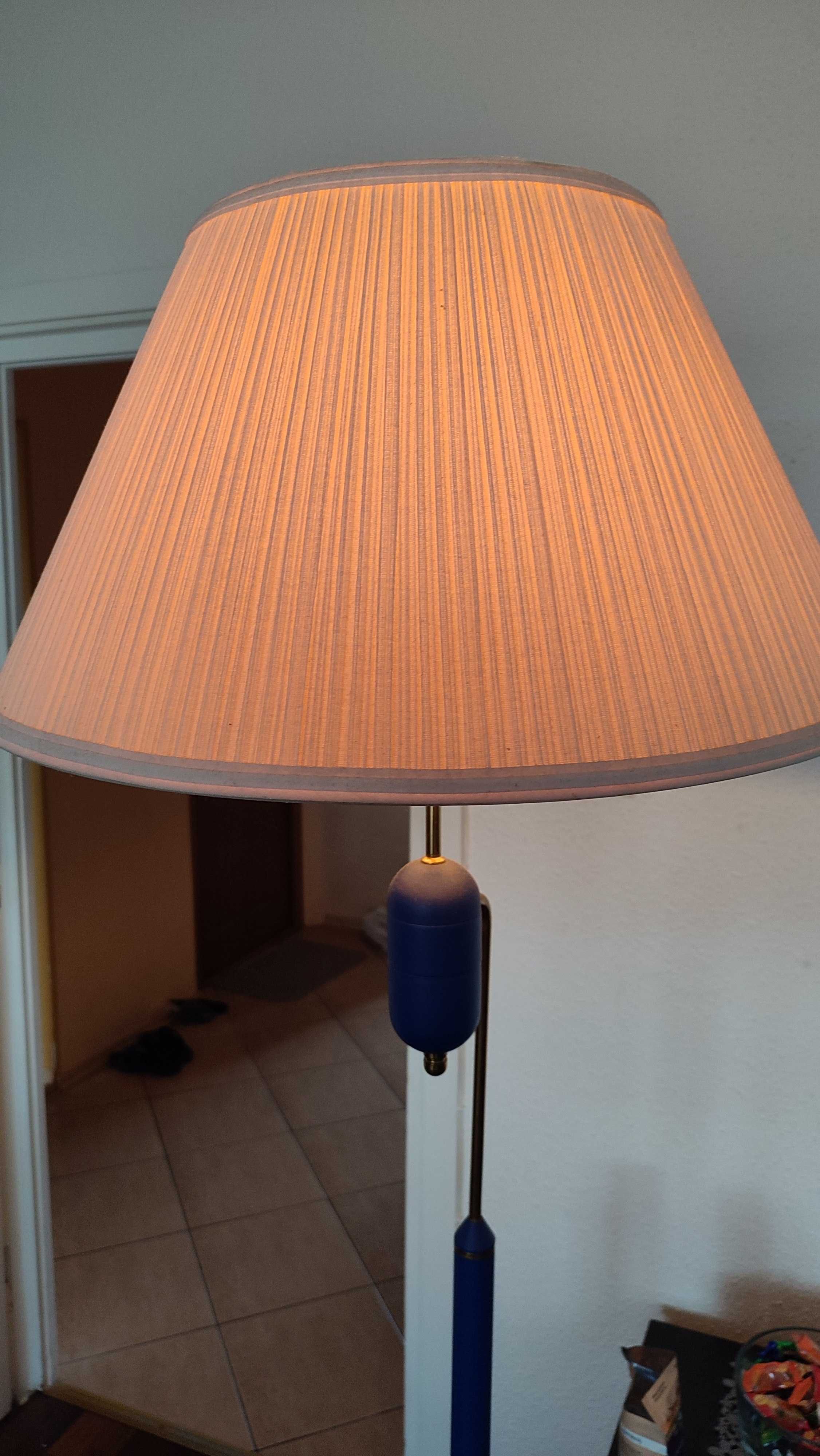 Lampa stojąca z abażurem