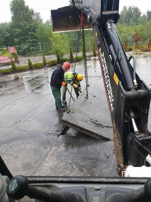 Prace ziemne minikoparka z wiertnicą i młotem | Koparko-ładowarka