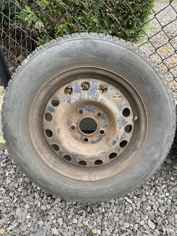 Dwie opony zimowe 195/65 R15 Nokian WR D4 z 2019 roku