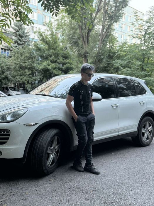 Продам сімейний автомобіль porsche cayenne на 3 л 2013 года