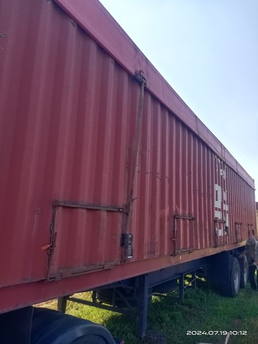 Контейнеровоз напівпричіп