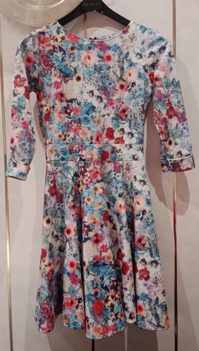 Piękna sukienka w kwiatki 152