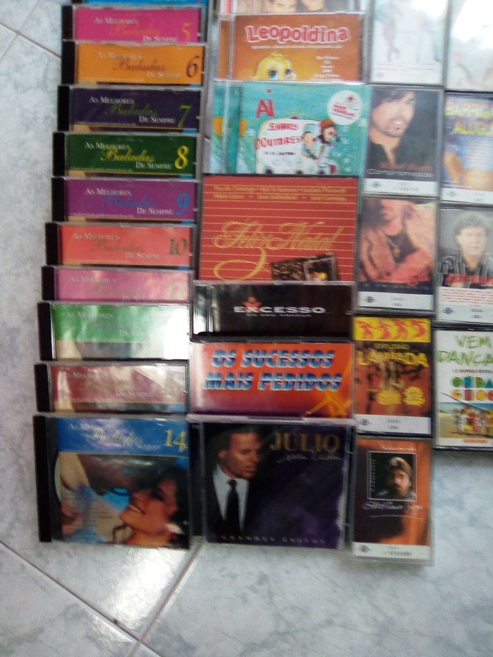 Cassetes e CDs de  musica