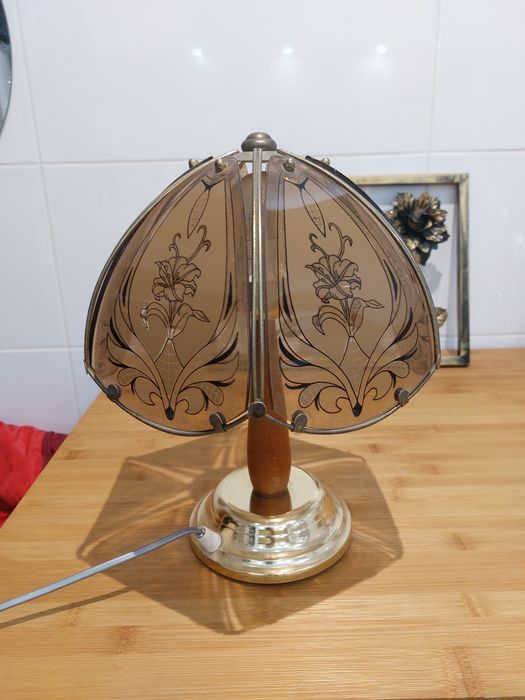 Lampa że szklanym, witrażowym kloszem