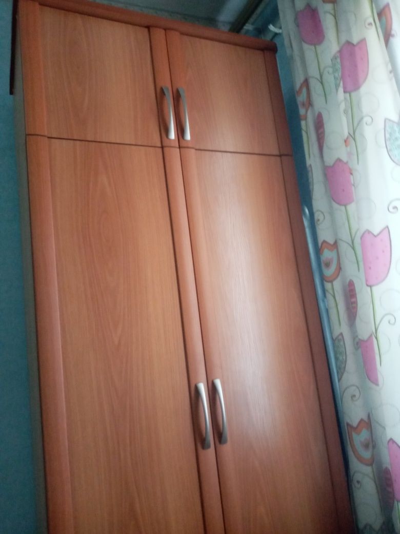 Продам шкаф светлобежевый .188×92×50,5.Зеркало. Качество супер!