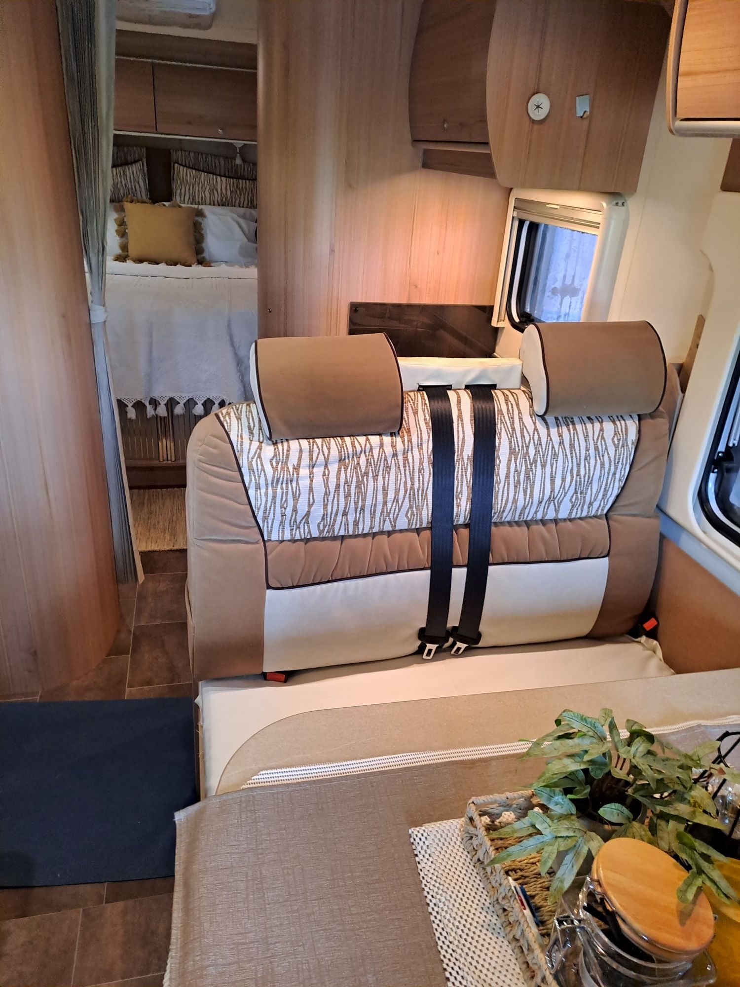 Autocaravana com cama central e basculante - Burstner 720 ixeo