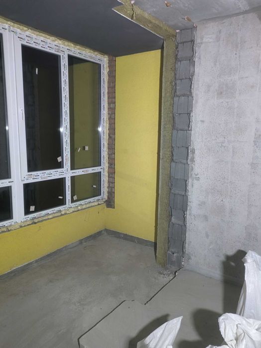 Демонтаж підлог, стін, плитки, штукатурки. Вивезення сміття.