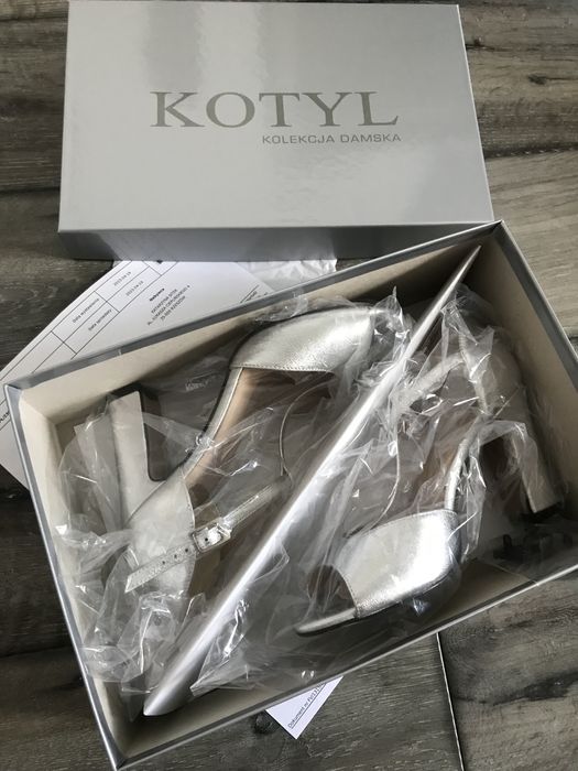 Nowe taneczne buty na wesele *Kotyl* srebrne r. 36 faktura/pudełko