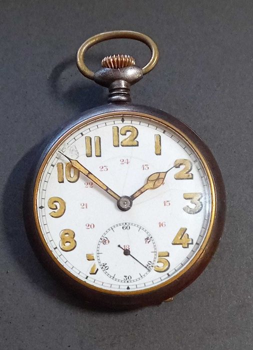 Relógio militar de bolso antigo, a trabalhar.