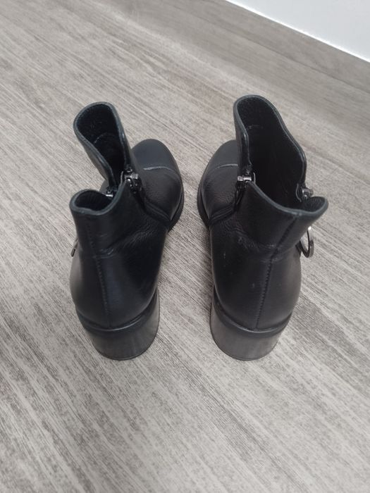 Sprzedam skorzane damskie botki rozmiar 37 firmy Messi.