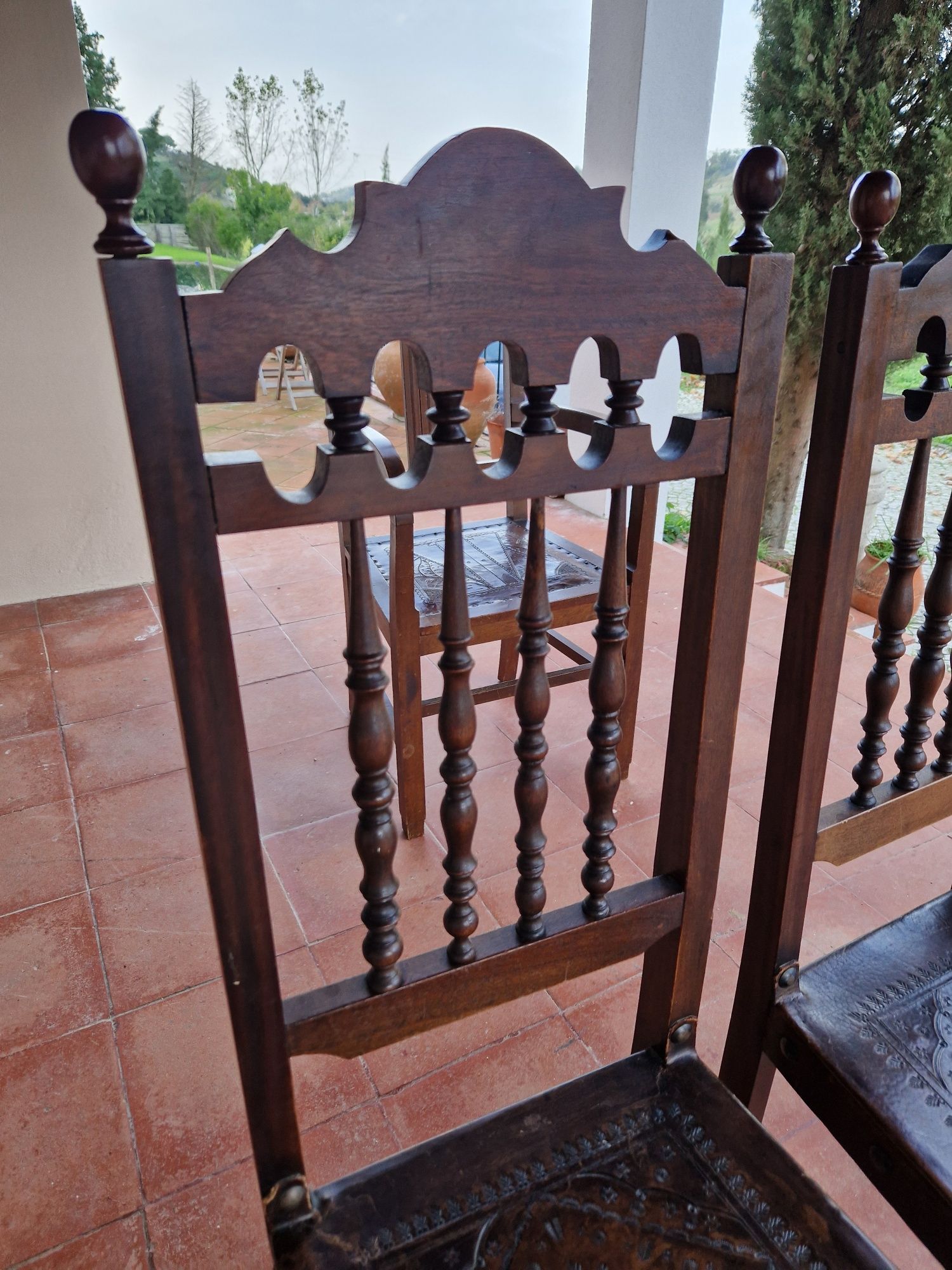 Vendo 8 cadeiras em mogno e assento em couro+ 2 cadeiras de braços