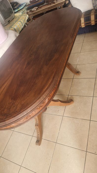 Mesa em madeira castanho