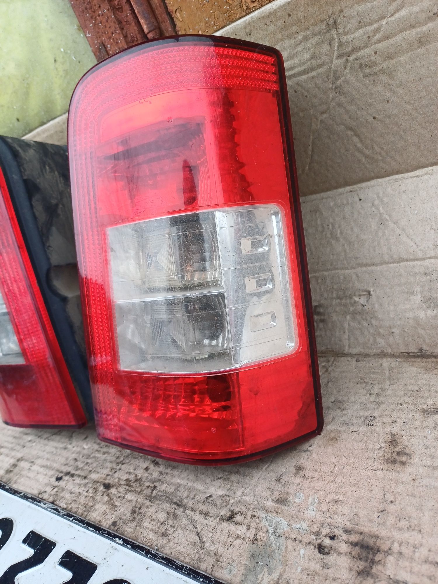 Peugeot Partner Citroen Berlingo задні стопи ліхтарі фанарі фари