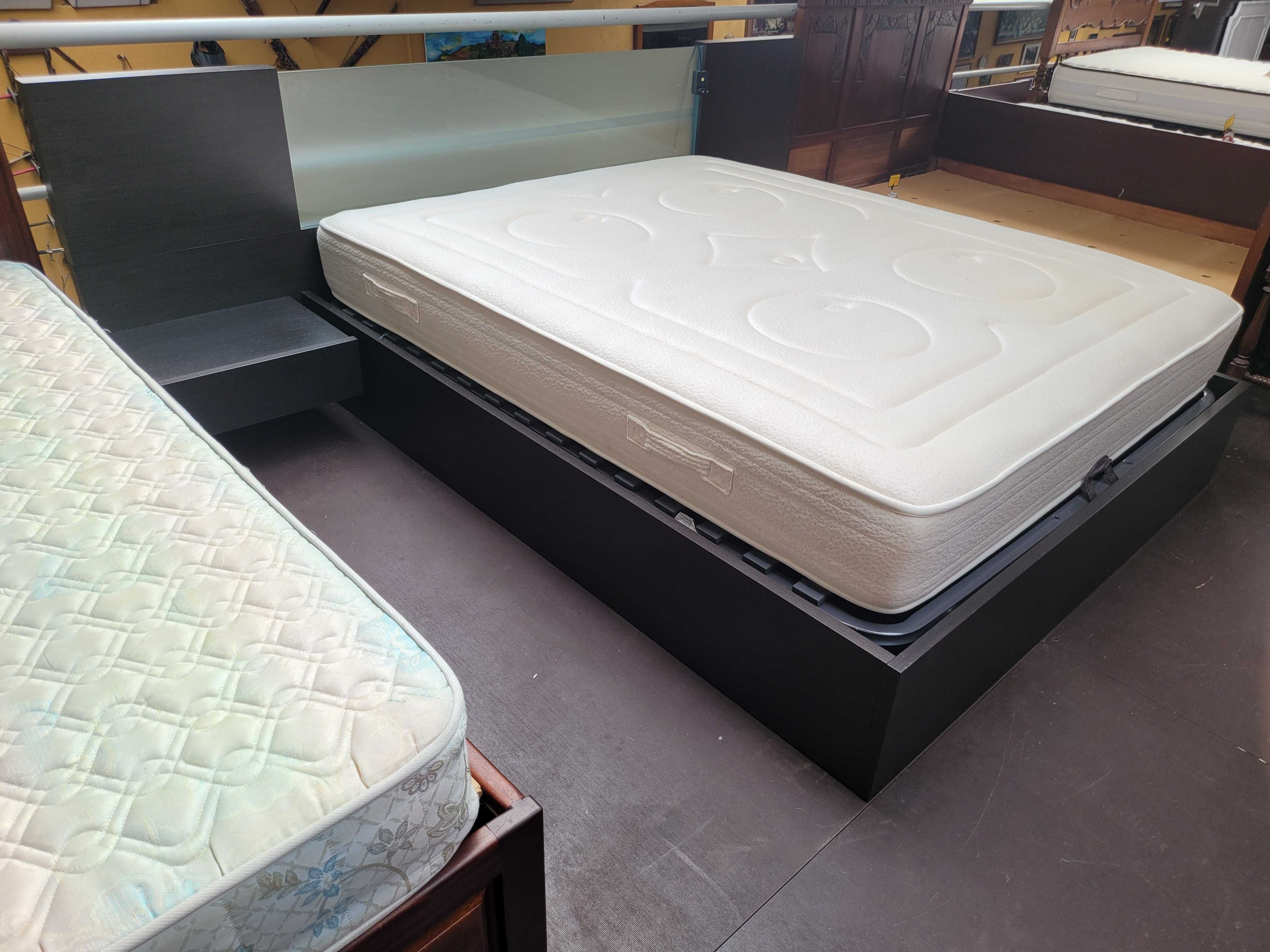 Excelente conjunto de cama com arrumação e iluminação,