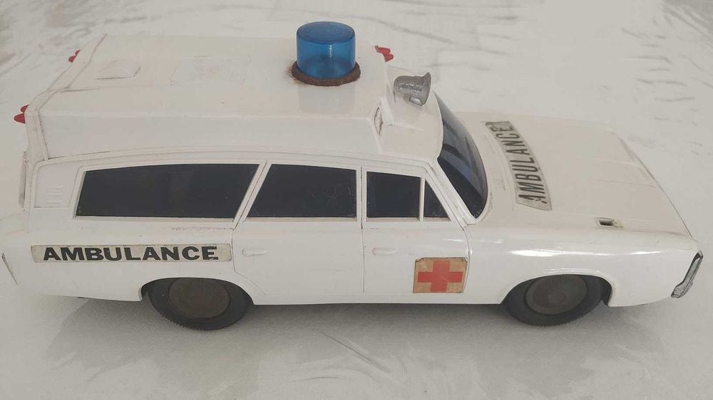 Ambulância de lata Antiga (Tin Toy) - MADE IN JAPAN - Anos 60/70