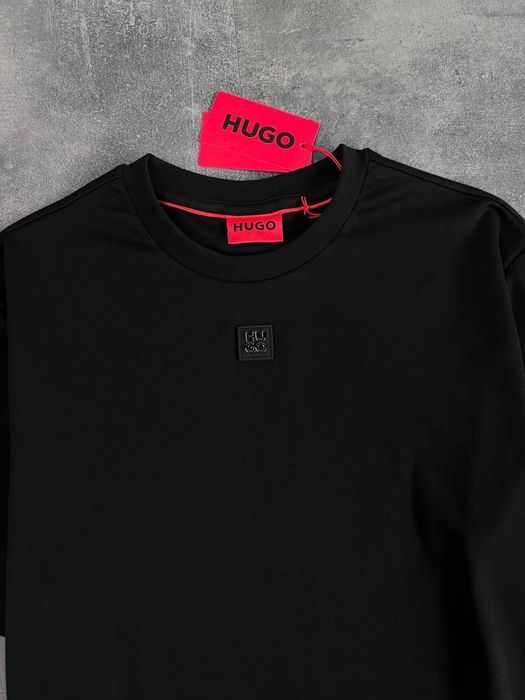 Чорна та біла футболка від Hugo Boss