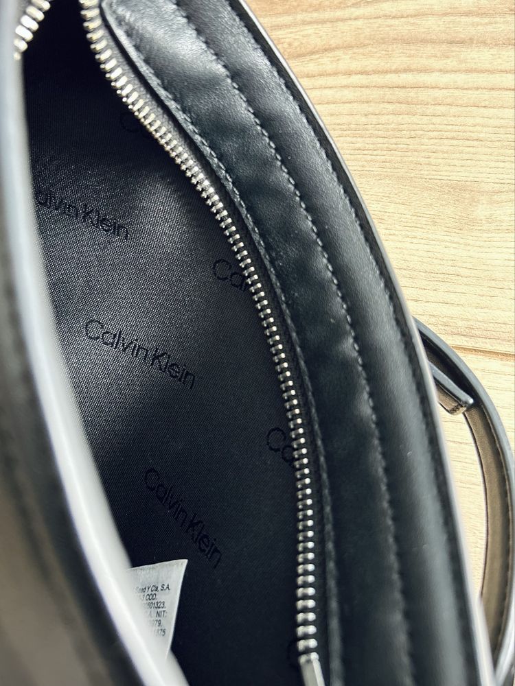 Czarna mała torebka kopertówka Calvin Klein CK eko skóra