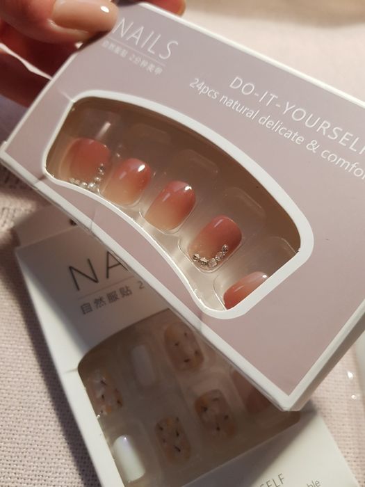 Zestaw paznokcie sztuczne tipsy + taśmy klejące