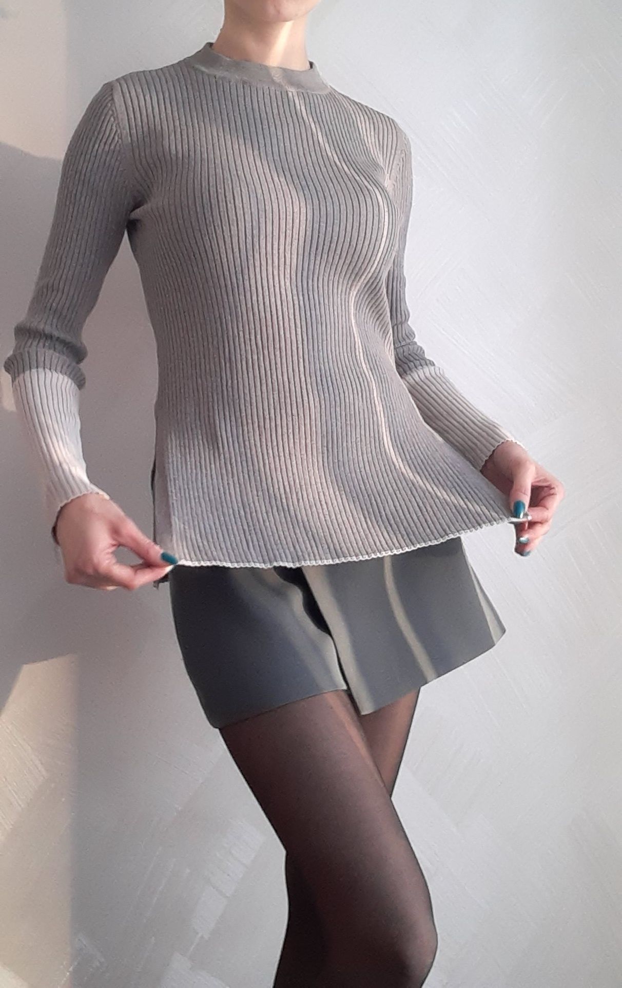 Gray knited jumper with side slits Szary sweter dzianina Quiet Luxury