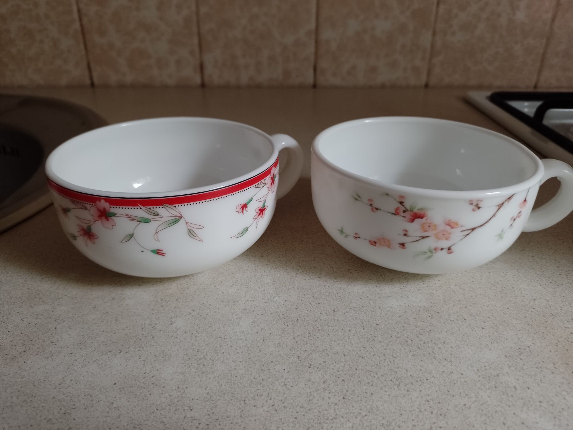 Дві гарні фарфорові чашки.