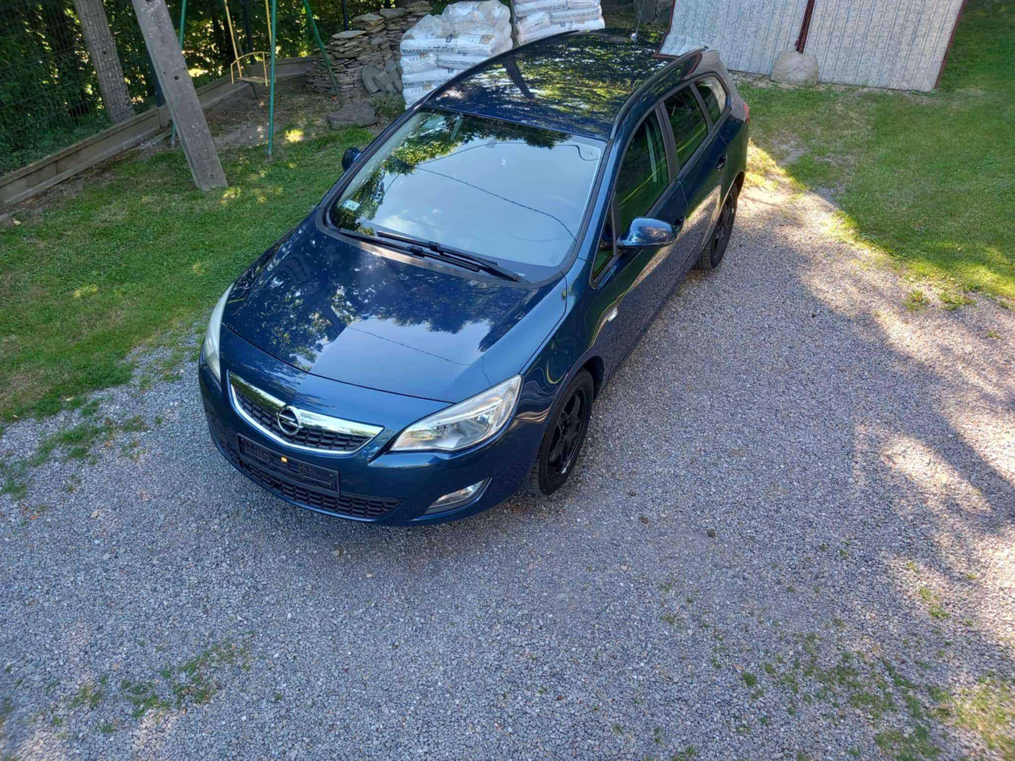 Opel astra-j 2012r stan bardzo dobry