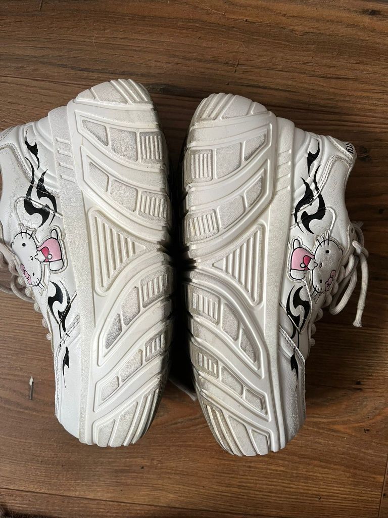 Buty Hello Kitty Bershka