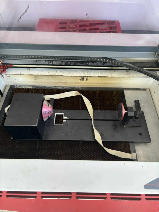 Laser co2 Trotec Speedy 300 - przystawka obrotowa, plaster miodu