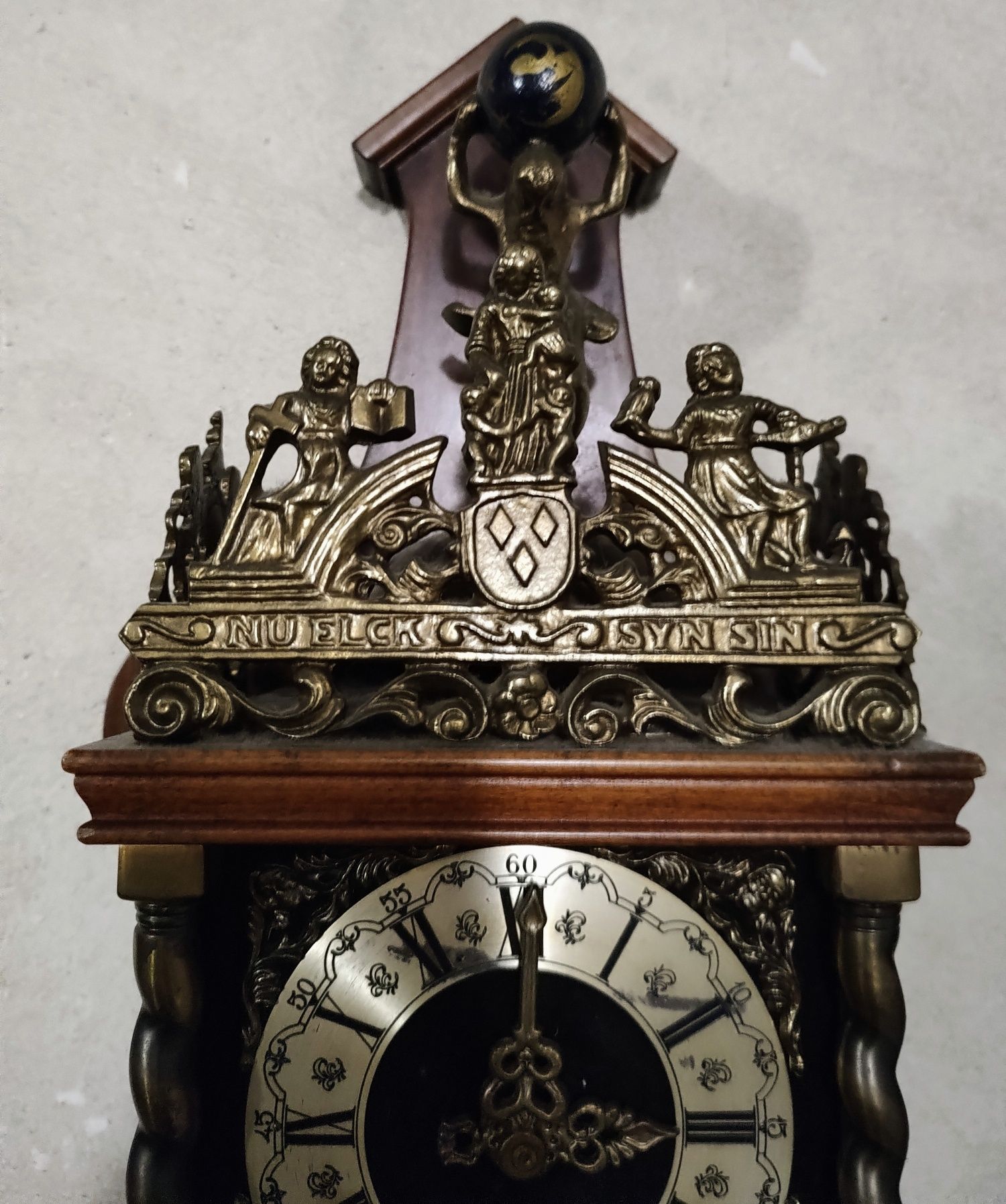 Старинные настенные часы , антиквариат, винтаж