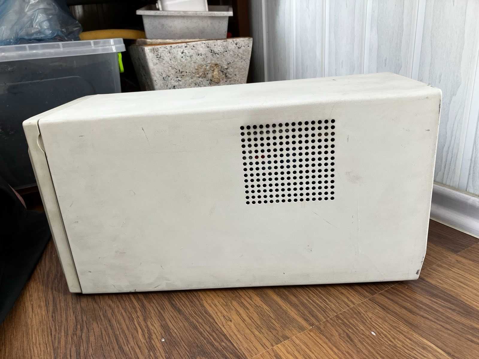 Источник бесперебойного питания APC Smart-UPC 1000, б/у.