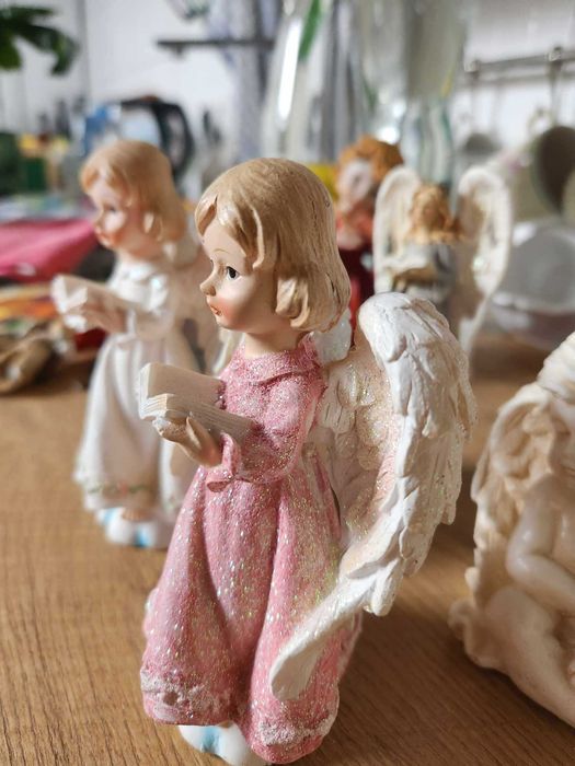 2 anioły czytające biały i różowy o wym. 14x8x7 cm