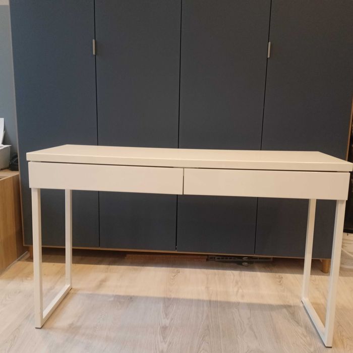 Biała  konsola z dwoma szufladami