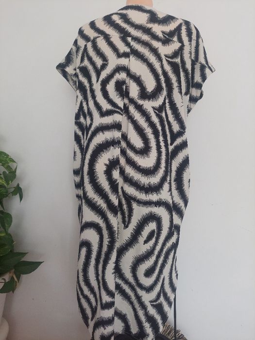 Luźna biało czarna sukienka