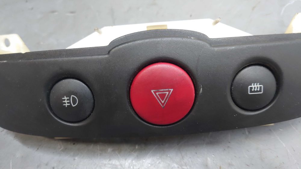 Fiat Punto 2 FL II Panel Świateł Awaryjnych Panel Sterowania Środkowy