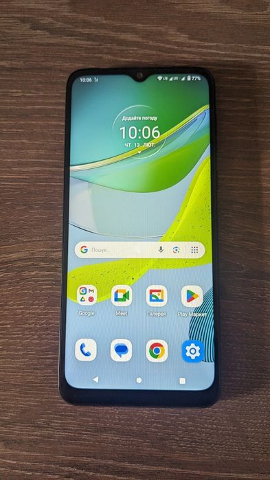 Телефон Moto E13